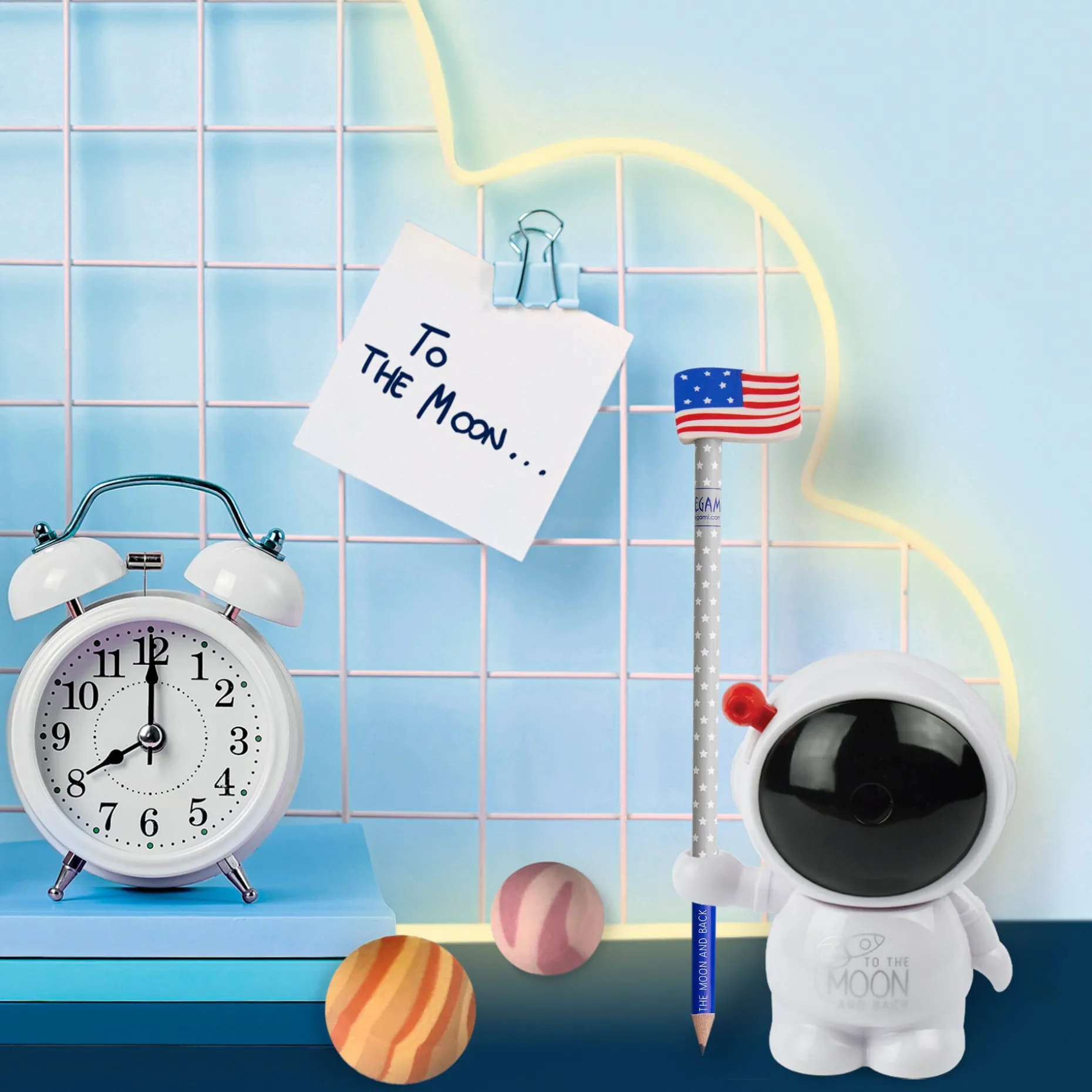 Taille-Crayon à Manivelle - To The Moon and Back